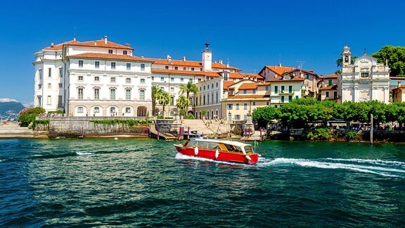 Wunderschöner Hafen der Insel Isola Bella mit barockem Borromäischen Palast im Lago Maggiore.