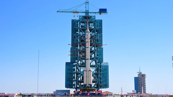 Die Chinesische Rakete Langer Marsch-2F mit Raumschiff Shenzhou-14 am Weltraumbahnhof Jiuquan in Nordwest-China.