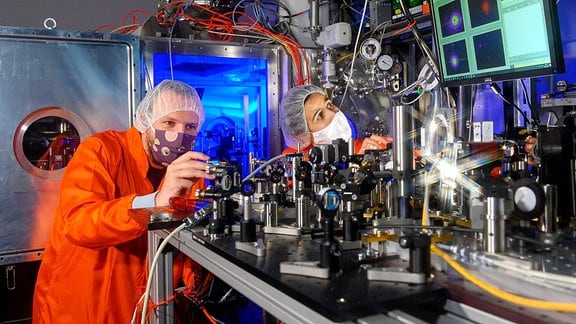 Dr. Sebastian Keppler (l.) - und Dr. Yasmina Azamoum justieren den Probe-Puls für ein Experiment zur Laser-Teilchenbeschleunigung mit dem POLARIS Lasersystem.