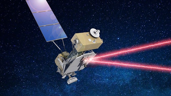 Eine künstlerische Darstellung des LCRD-Satellit im Weltraum. Er hat ein großes Solarsegel und empfängt einen Laserstrahl, den er weiterleitet. Im Hintergrund sind Sterne und das Weltall zu erkennen. 