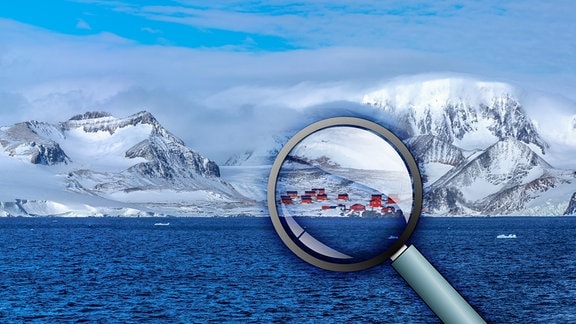 Panorama Antarktis-Küste mit hohen, schneebedeckten Bergen und tiefblauem Meer. Kleine Siedlung mit kleinen roten container-artigen Häuschen an Küste, die durch ins Bild montierte Lupe vergrößert werden