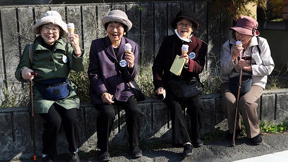 Japanische Seniorinnen beim fröhlichen Eisessen.