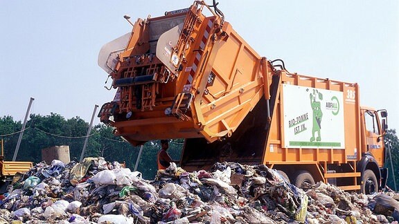 Müllwagen-Entladung auf der Mülldeponie