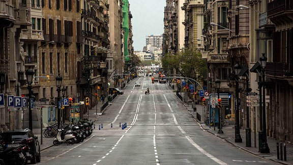 Kaum Menschen auf der Via Laietana in Barcelona