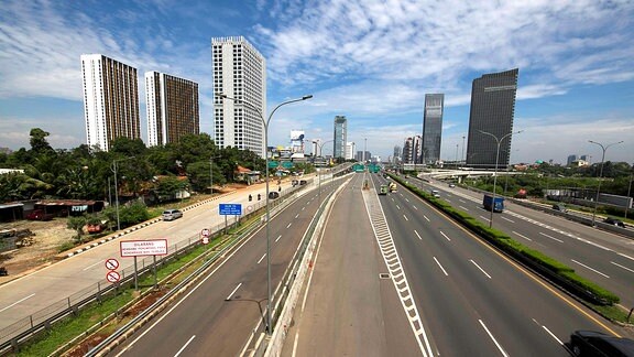 Eine fast leere Straße in Jakarta