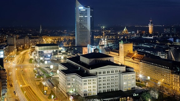 Beleuchtete Innenstadt bei Nacht in Leipzig