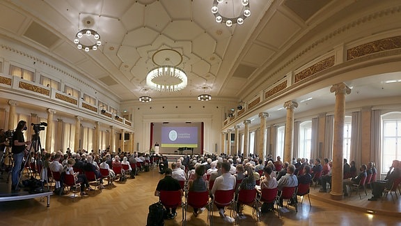 Blick in den Festsaal der Leopoldina während ein Symposium abgehalten wird