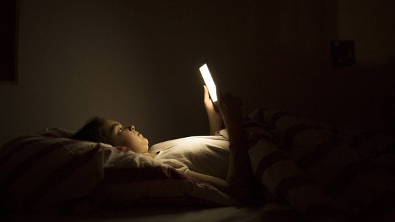 Mädchen liest ein elektronisches Buch