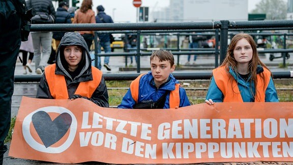 Jugendliche blockieren Straße am Hauptbahnhof Berlin 