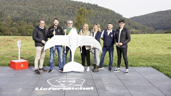 Projektbeteiligte mit Lieferdrohne des Projekts DroLEx im hessischen Michelstadt