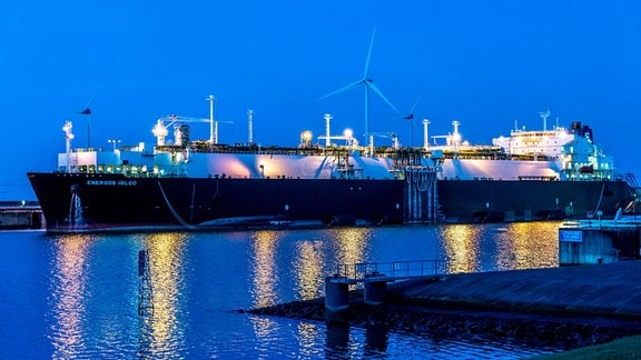 EemsEnergyTerminal, schwimmendes LNG Terminal im Seehafen von Eemshaven, 
