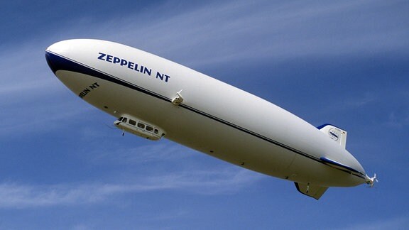 Der Zeppelin NT in der Luft über Friedrichshafen