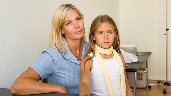 Ein Mädchen mit seiner Mutter beim Arzt