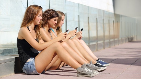 3 Mädchen mit Handy