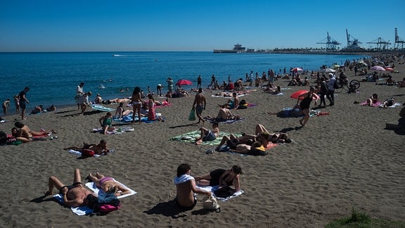 Blick auf einen gefüllten Strand in Malaga.