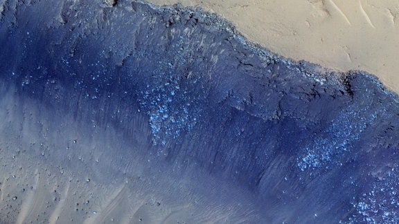 Die zwei stärksten Beben scheinen in der Region Cerberus Fossae vorgekommen zu sein. Hier hatten Wissenschaftler schon früher tektonische Aktivitäten vermutet, inklusive Landveschiebungen. Das Bild machte die HiRISE Kamera auf dem Mars Reconnaisance Orbiter der NASA