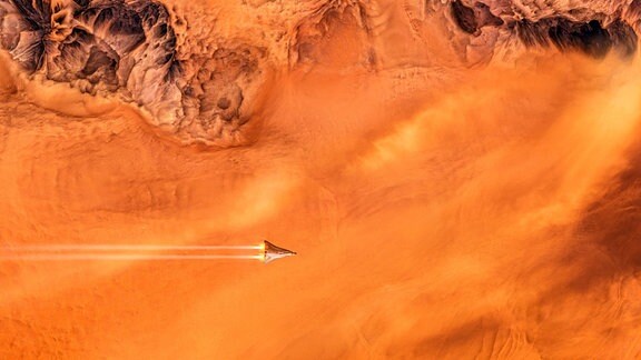 Spaceship fliegt über den Mars