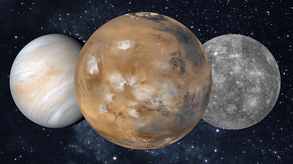 Eine Weltraum-Collage mit den Planeten Venus, Mars und Merkur (v.l.n.r.) vor einem dunklen Sternenhimmel. 