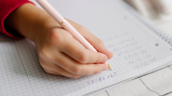 Ein Mädchen macht Mathe-Hausaufgaben