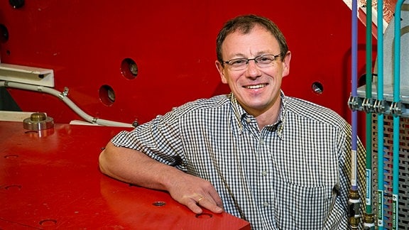 Anton Wallner vom HZDR fahndet nach Überresten von Supernova-Explosionen an der Anlage für Beschleuniger-Massenspektrometrie (AMS) der Australian National University (ANU) in Canberra.
