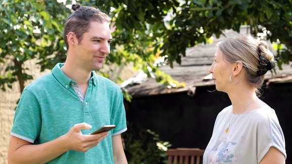 Bohnenforscherin Kerstin Neumann und Gärtner Falk Hosang im Gespräch