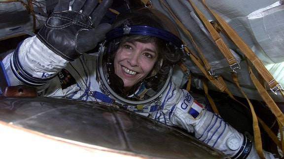 Die Astronautin Claudie Haigneré im Raumanzug