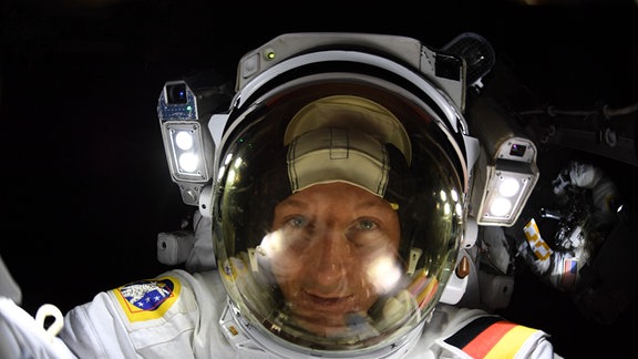 Der deutsche Esa-Astronaut Matthias Maurer schießt ein Selfie von sich während seines ersten Weltraumspazierganges.