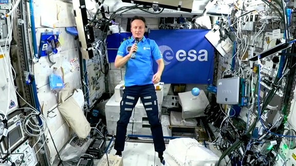 Der deutsche ESA-Astronaut Matthias Maurer freischwebend im Columbus-Modul der ISS. Ein Screenshot aus seinem ersten öffentlichen Videocall zur Erde.
