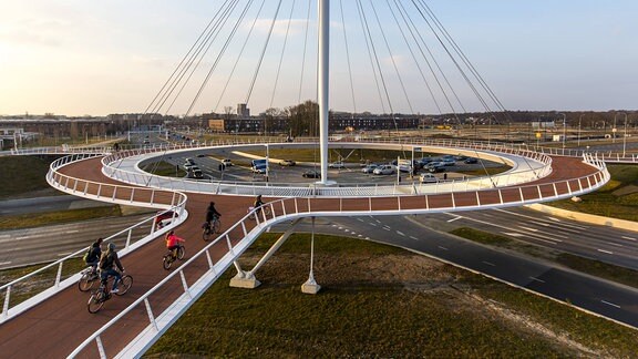 Hovenring, eine Art Kreisverkehr Brücke für Zweiräder und Fußgänger, über einer verkehrsstarken Straßenkreuzung in Eindhoven