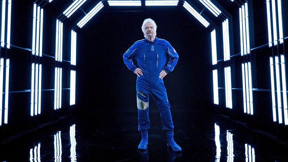 Richard Branson in einem Raumfahrtunterzug vonVirgin Galactic