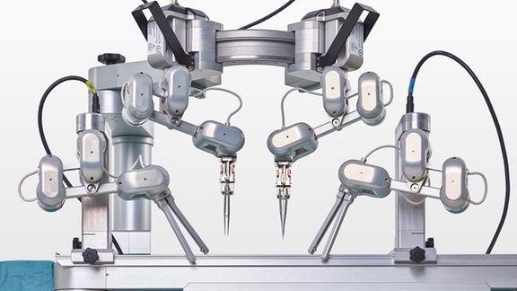 Ein Chirurgie-Roboter mit mehreren beweglichen Armen