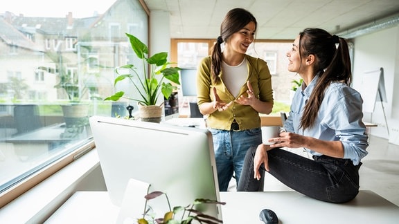 Kollegen diskutieren gemeinsam im Büro