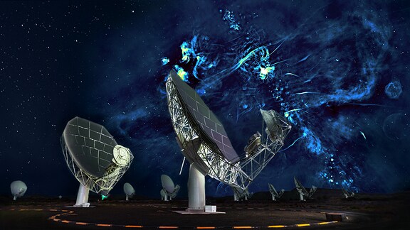 Die Fotomontage zeigt die Antennen (wie große Satellitenschüsseln) des MeerKAT-Radioteleskops in Südafrika vor den Aufnahmen (als Himmel) des Teleskops: Weiße Schleier vor dunkelblauem Hintergrund. 