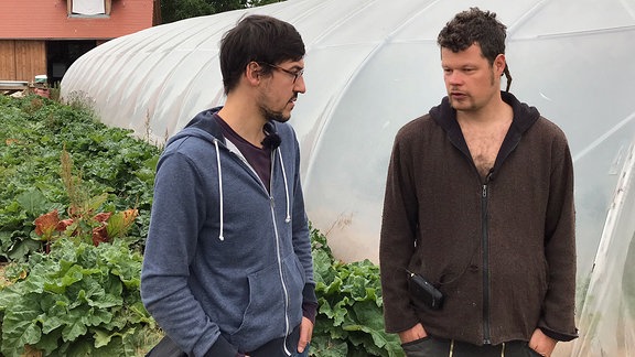 MDR-Reporter Max Heeke und Gärtner Karl Giesecke von der Gemüsekooperative Rote Beete in Taucha bei Leipzig.