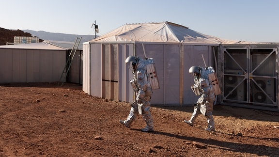 Die analogen Astronauten bewegen sich vor ihrem Habitat am israelischen Ramon-Krater.