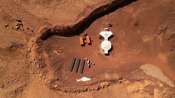Das Habitat der analogen Marsmission Amadee-20 von oben. Der rote Sand erweckt den Eindruck, dass man tatsächlich auf dem Mars sei.
