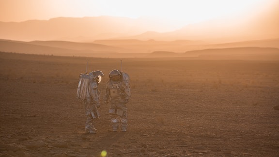 Sonnenuntergang am Ramon-Krater in Israel mit einem der analogen Astronauten der Mission des Österreichischen Weltraumforums ÖWF.