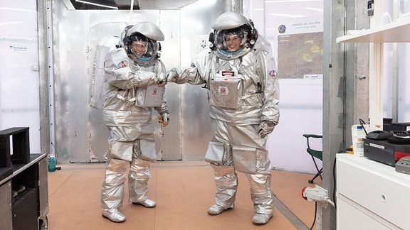 Anika Mehlis (l.) und Carmen Köhler (r.) in ihren Raumanzügen beim Training zur analogen Marsmission des Österreichischen Weltraumforums ÖWF