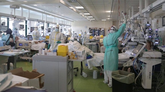 Pflegekräfte und Patienten auf einer Intensivstation