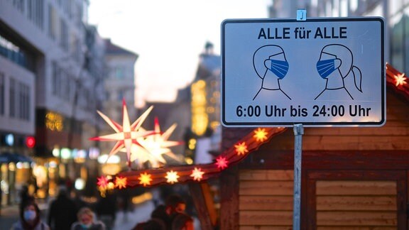 Schild Maskenpflicht am Zugang zur Fußgängerzone in der Innenstadt von Leipzig