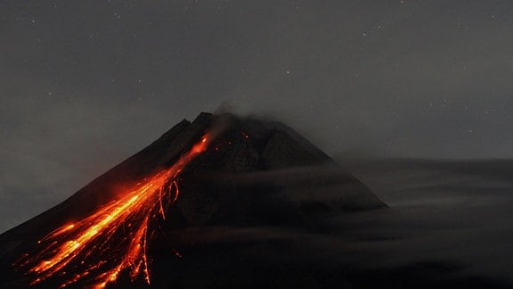 Der Berg Merapi spuckt vulkanisches Material aus