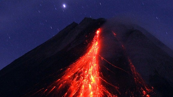 Der Berg Merapi spuckt vulkanisches Material aus.