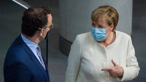 Angela Merkel und Jens Spahn in Plenarsitzung im Bundestag