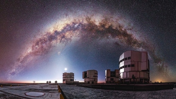 Milchstraße über dem Very Large Telescope / Südsternwarte Kalender - Juni