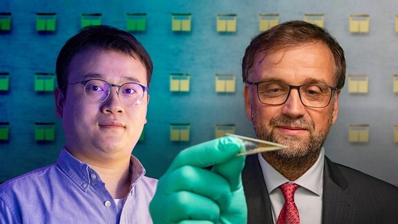 Dr. Minshen Zhu und Prof.Dr. Oliver G. Schmidt nebeneinander. Schmidt hält hält eine art Folie in der Hand, die sich an den Enden zusammenrollt. Es handelt sich um eine flexikle mikroelektronik die mit einer Vielzahl winziger Batterien bestückt werden kann.