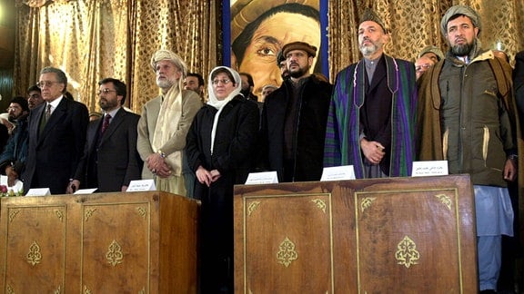 Mitglieder der afghanischen Regierung um Hamid Karzai bei ihrer Amtseinführung im Dezember 2001