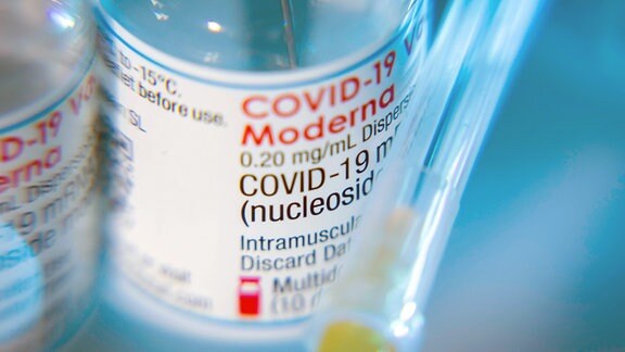 Covid-Impfdosen und Covid-Spritzen.