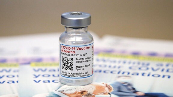 Ampulle mit Impfstoff von Moderna