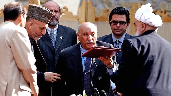Afghanistans letzter König Mohammed Zahir Shah 2003 mit Präsident Hamid Karzai