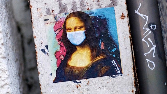Die Kölner Künstlerin Ursula Düster hat einen Sticker mit der Kölschen Mona Lisa mit Mundschutz entworfen